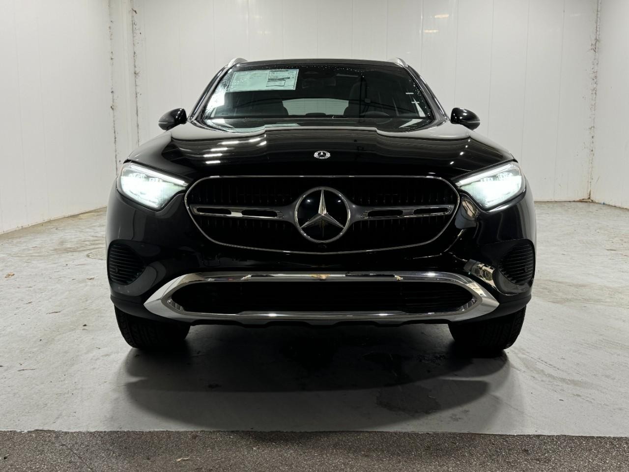 Mercedes-Benz GLC Vehicle Full-screen Gallery Image 7