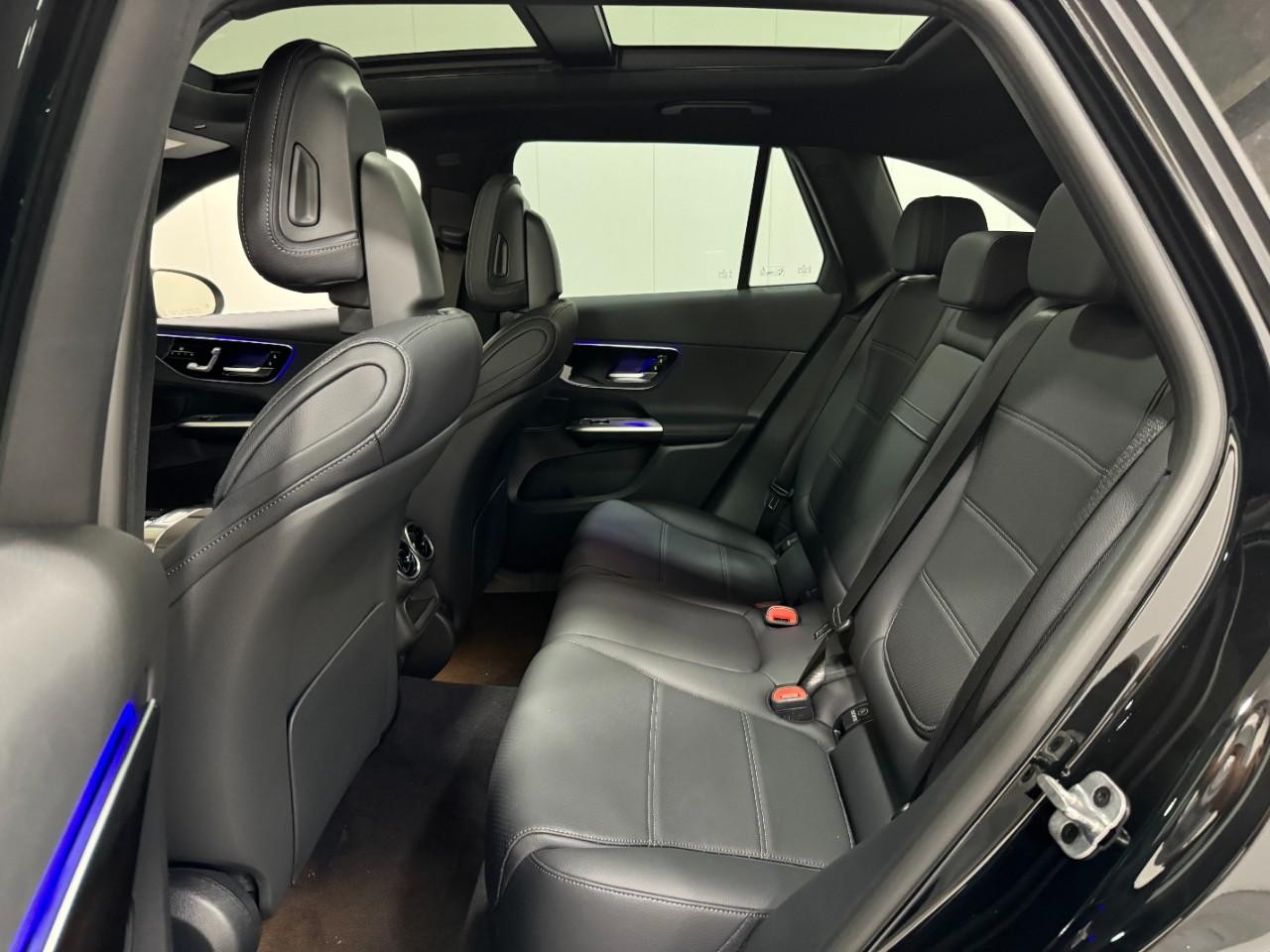 Mercedes-Benz GLC Vehicle Full-screen Gallery Image 8