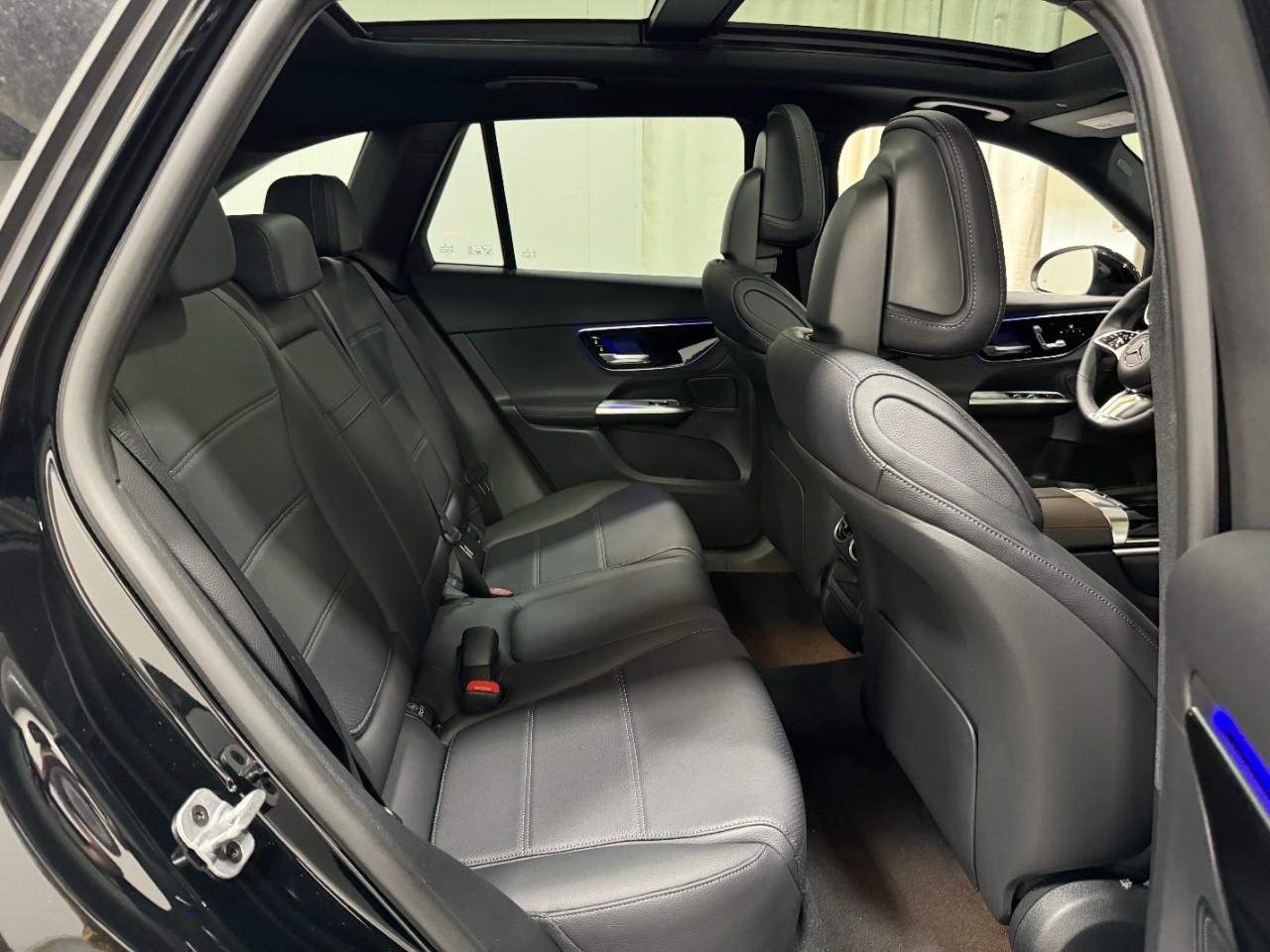 Mercedes-Benz GLC Vehicle Full-screen Gallery Image 10