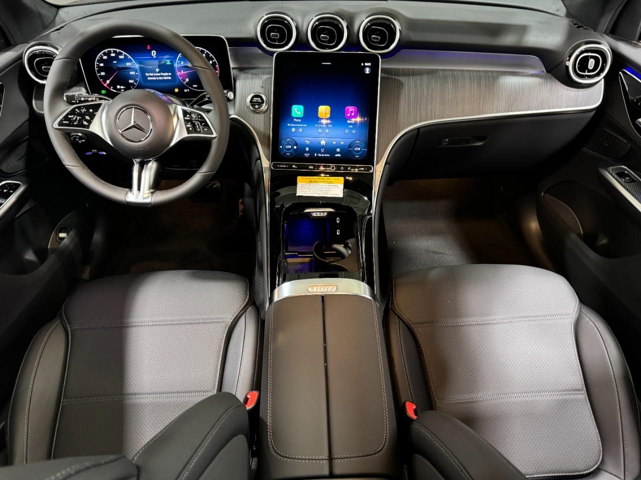 Mercedes-Benz GLC Vehicle Full-screen Gallery Image 12