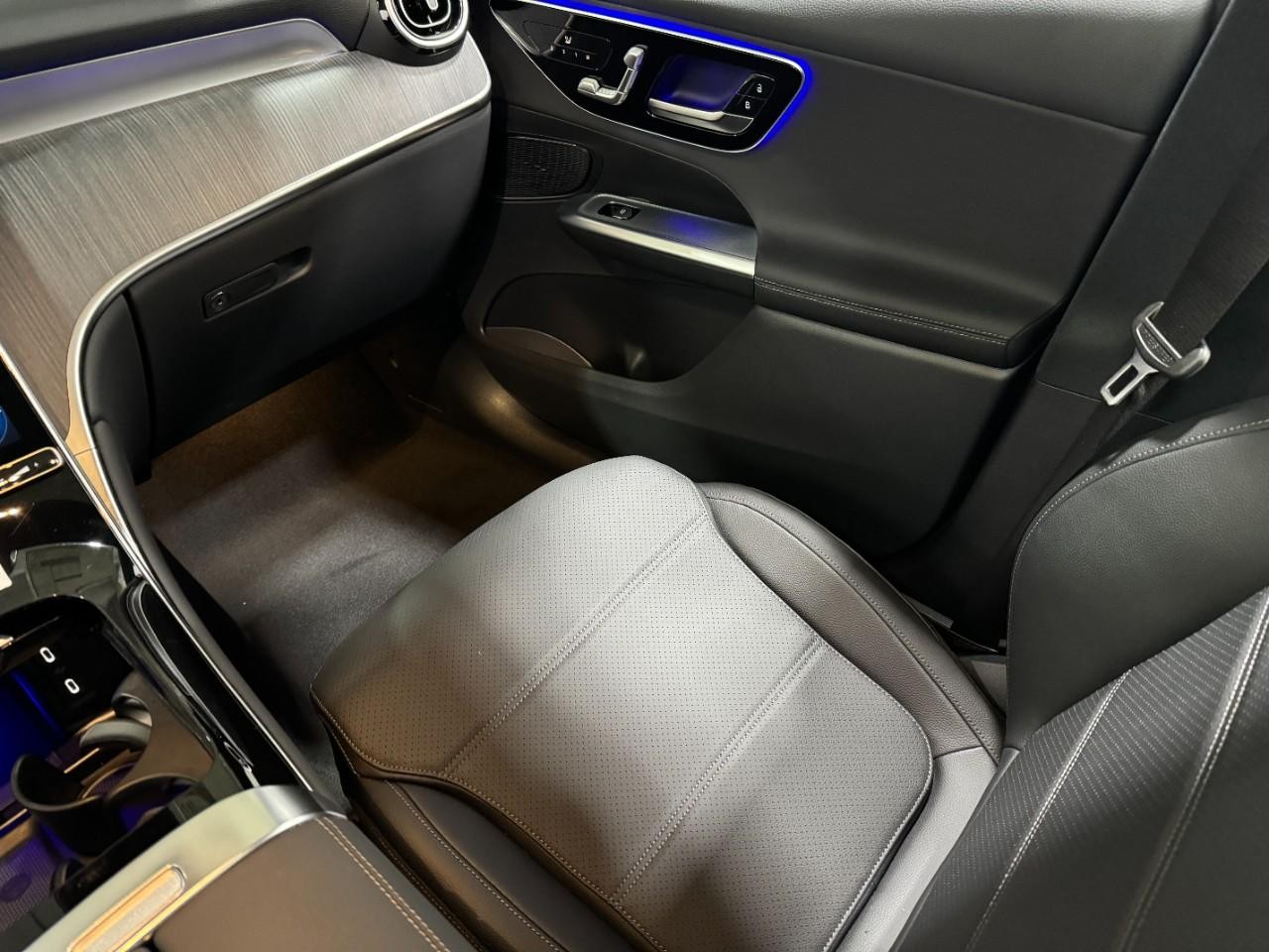 Mercedes-Benz GLC Vehicle Full-screen Gallery Image 17