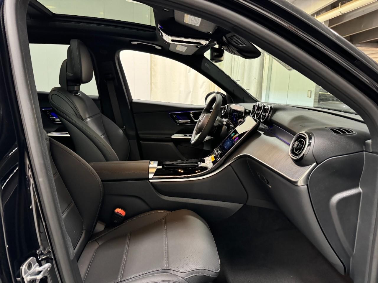 Mercedes-Benz GLC Vehicle Full-screen Gallery Image 18