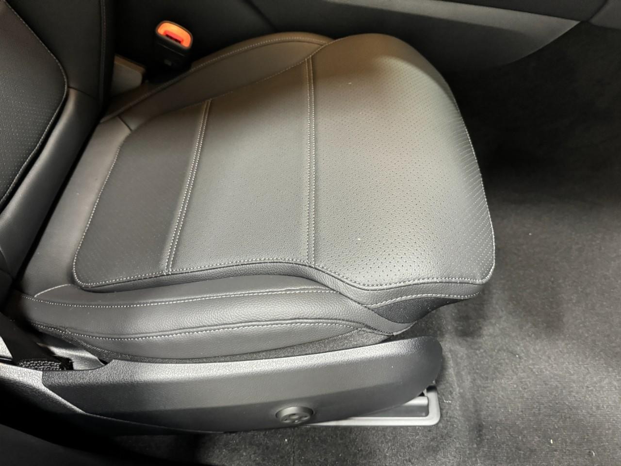 Mercedes-Benz GLC Vehicle Full-screen Gallery Image 19