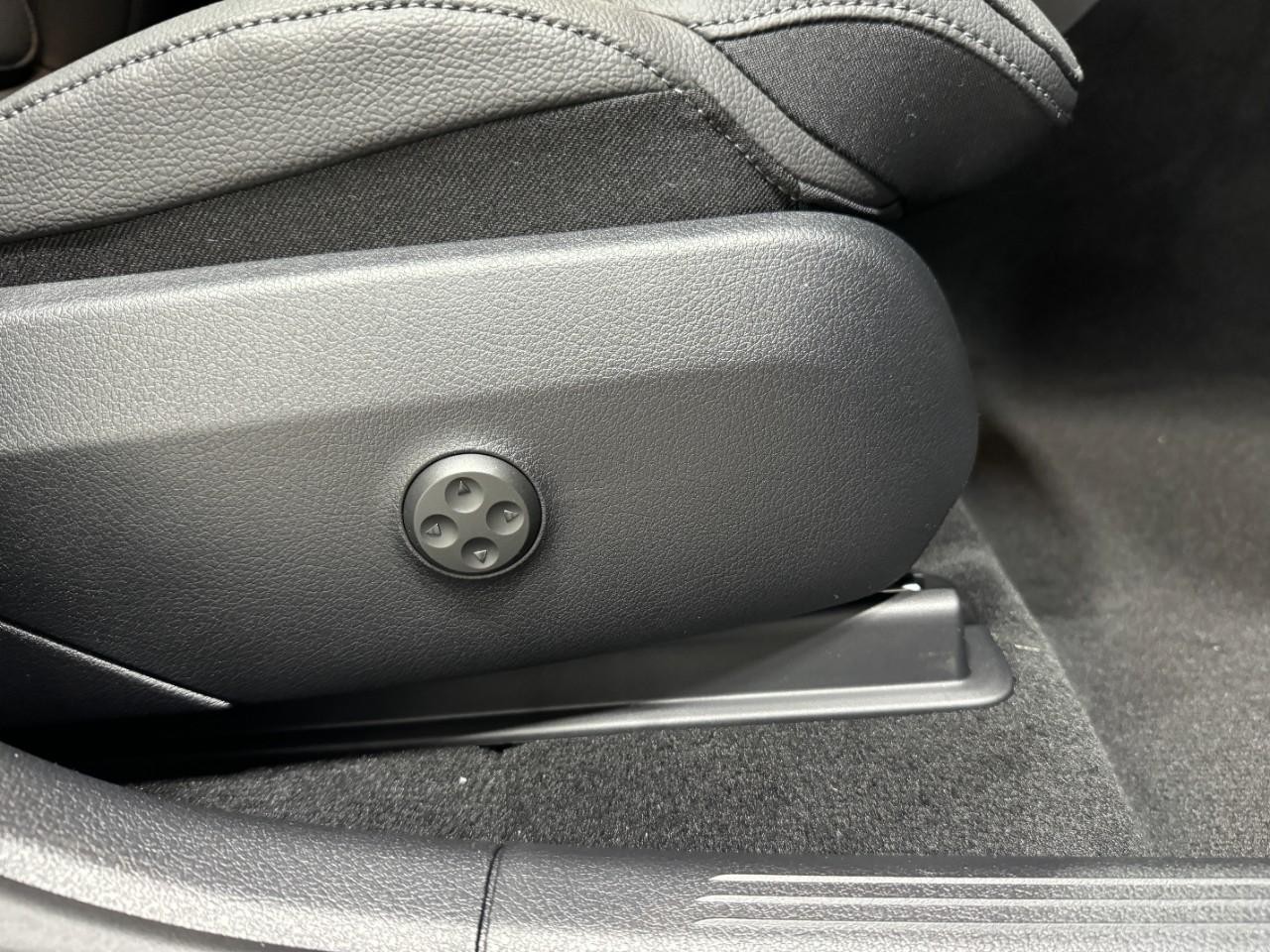 Mercedes-Benz GLC Vehicle Full-screen Gallery Image 20