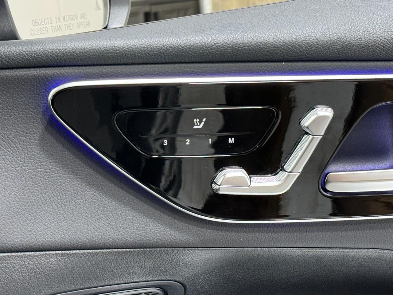 Mercedes-Benz GLC Vehicle Full-screen Gallery Image 21