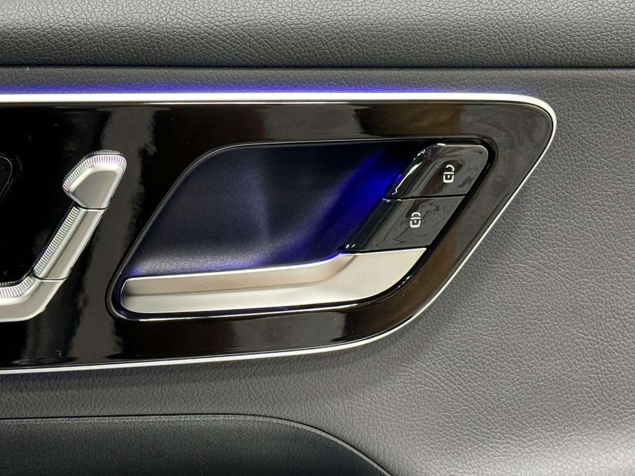 Mercedes-Benz GLC Vehicle Full-screen Gallery Image 22