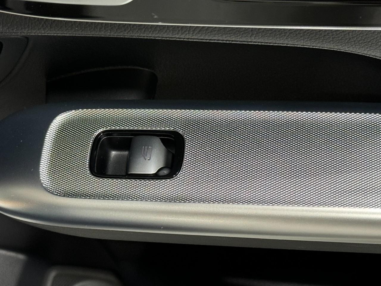 Mercedes-Benz GLC Vehicle Full-screen Gallery Image 23