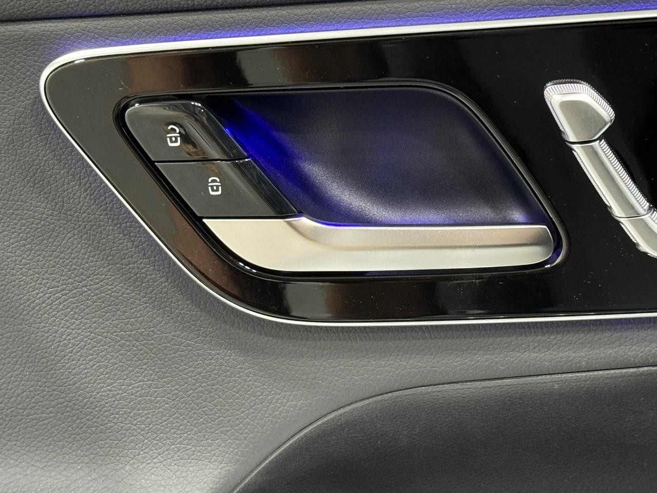 Mercedes-Benz GLC Vehicle Full-screen Gallery Image 25