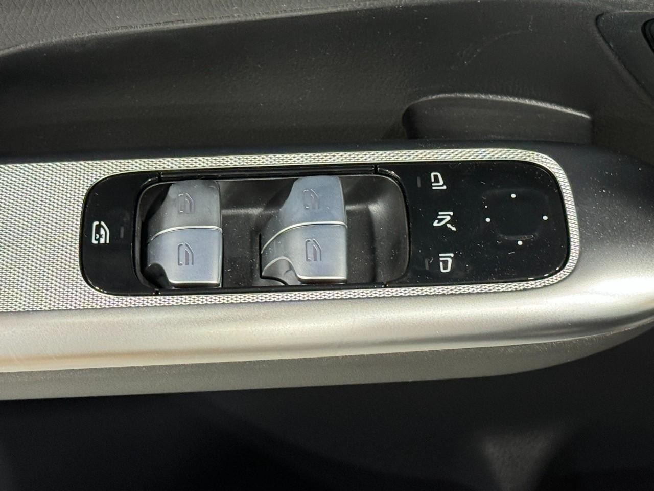 Mercedes-Benz GLC Vehicle Full-screen Gallery Image 26