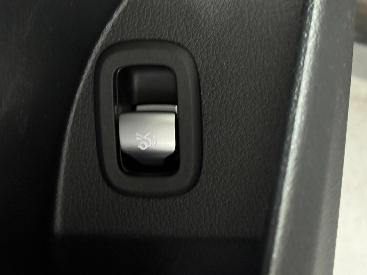 Mercedes-Benz GLC Vehicle Full-screen Gallery Image 27