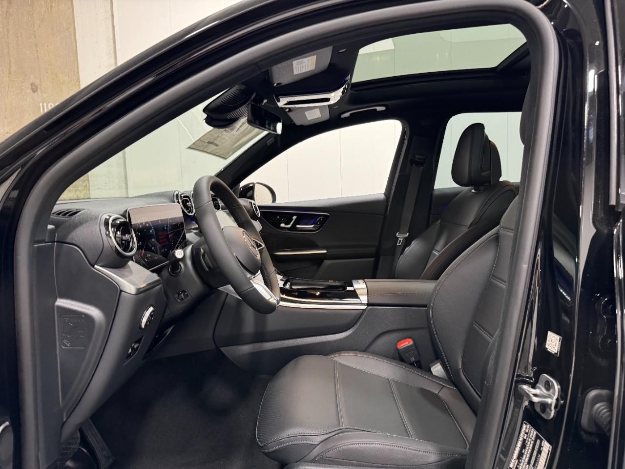 Mercedes-Benz GLC Vehicle Full-screen Gallery Image 28