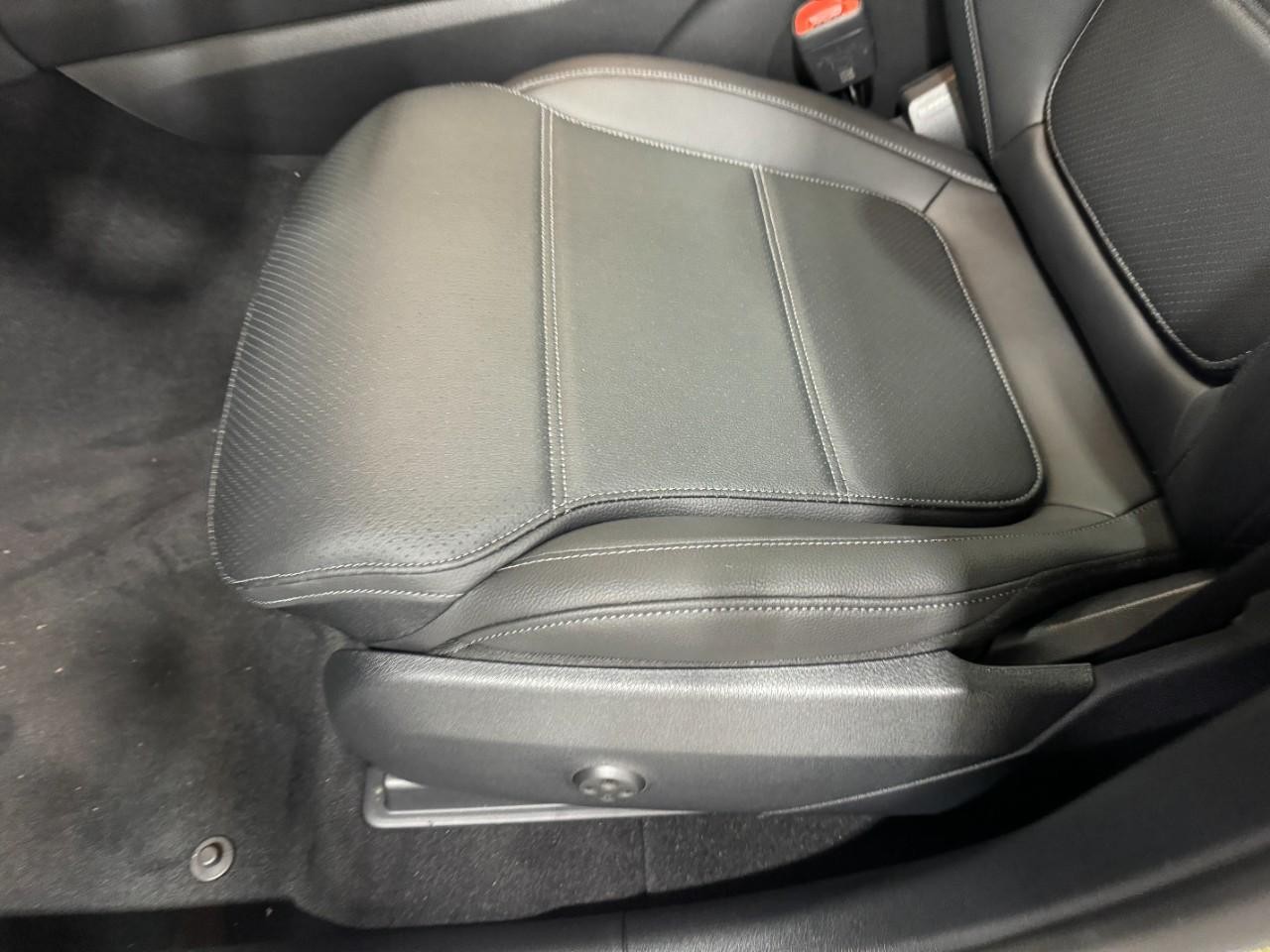 Mercedes-Benz GLC Vehicle Full-screen Gallery Image 29