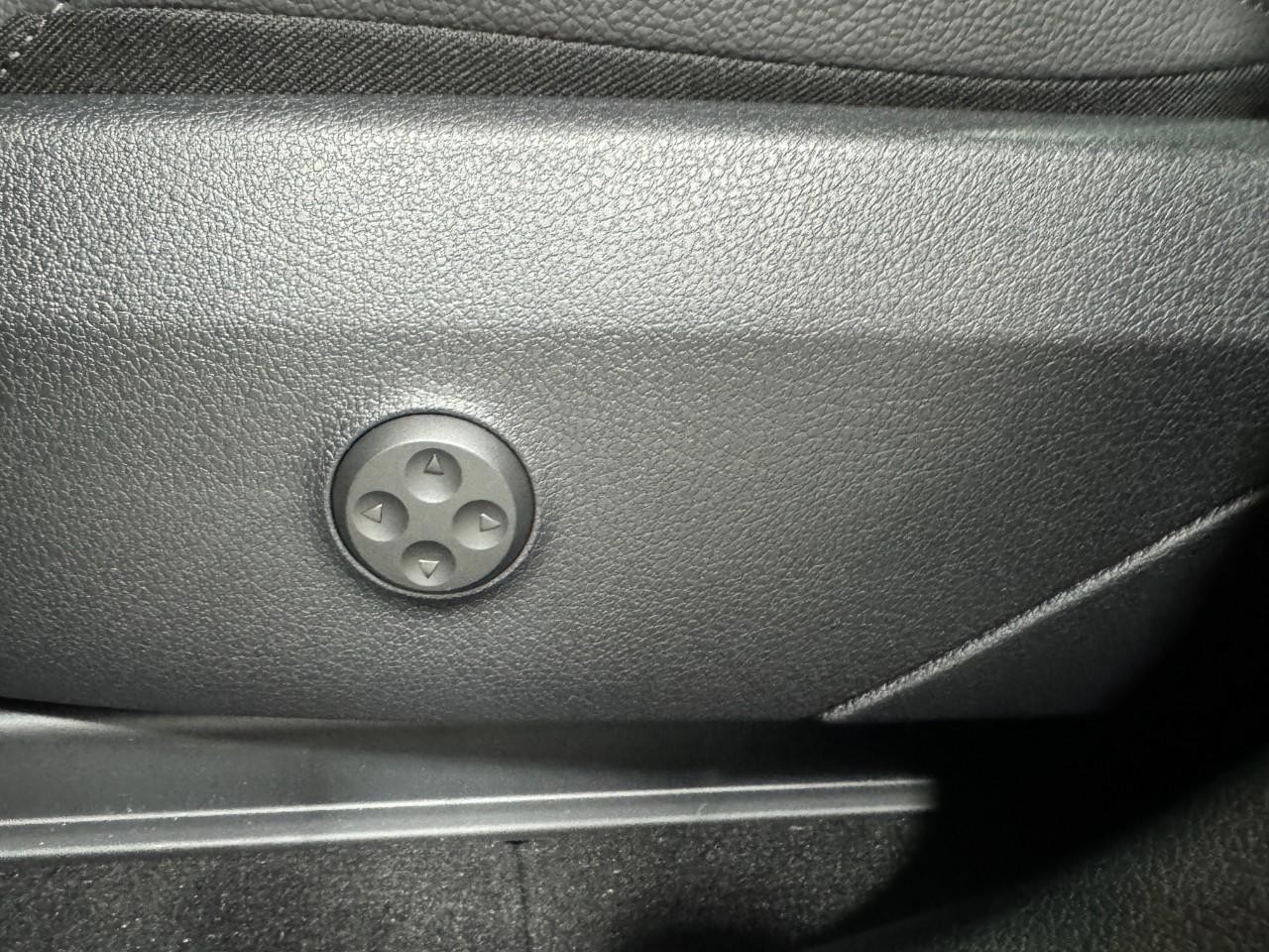 Mercedes-Benz GLC Vehicle Full-screen Gallery Image 30