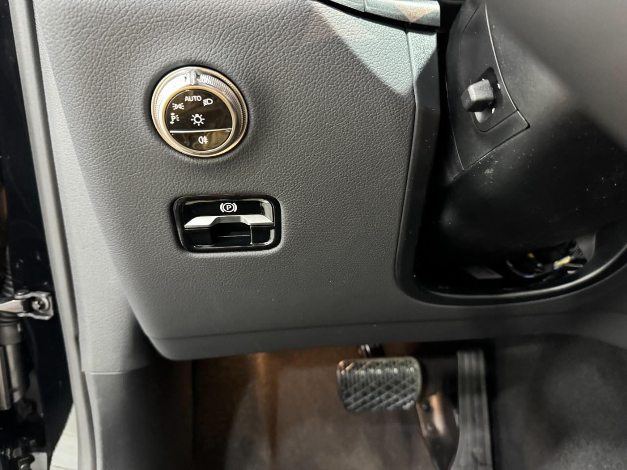 Mercedes-Benz GLC Vehicle Full-screen Gallery Image 31