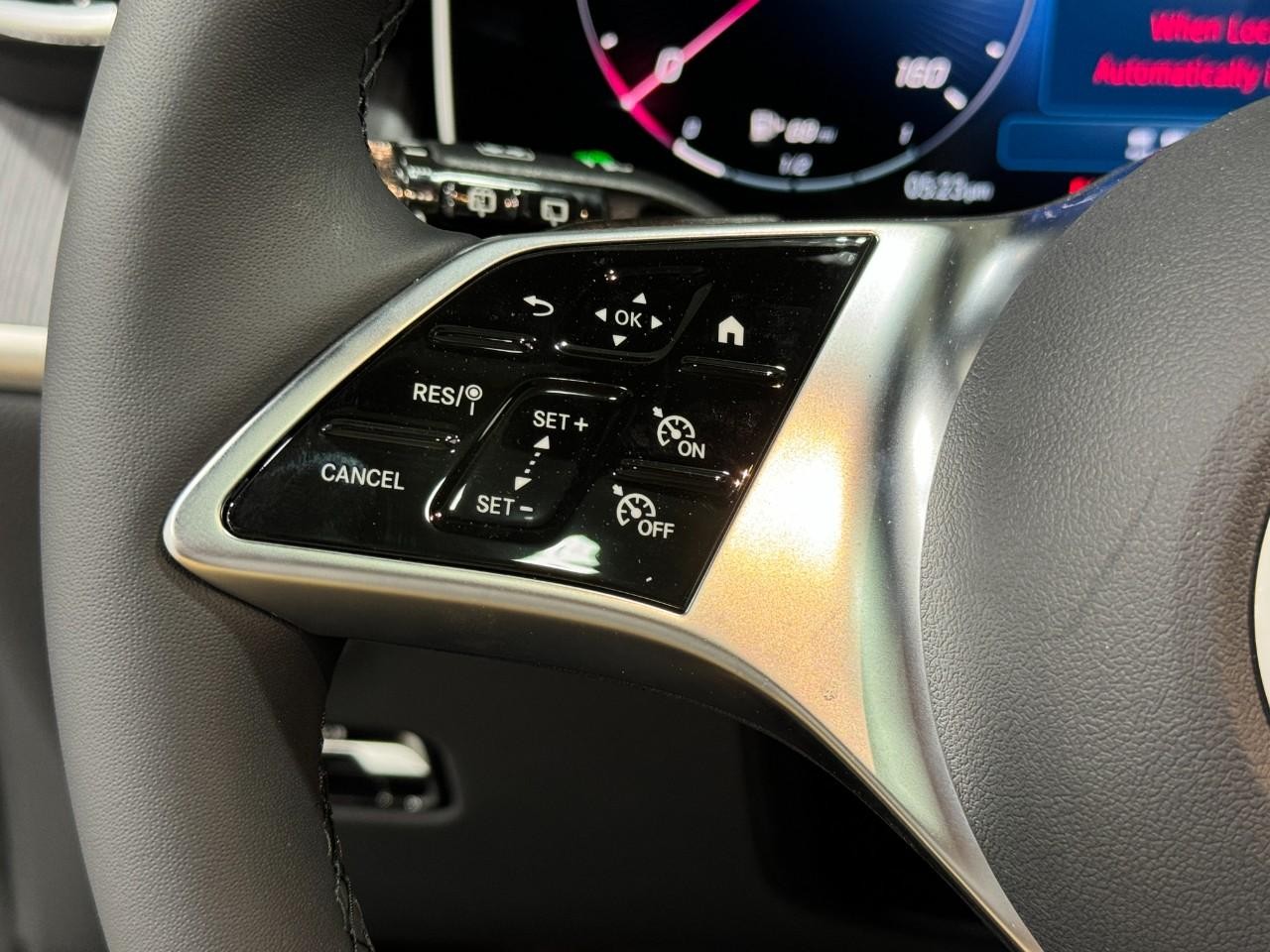 Mercedes-Benz GLC Vehicle Full-screen Gallery Image 32