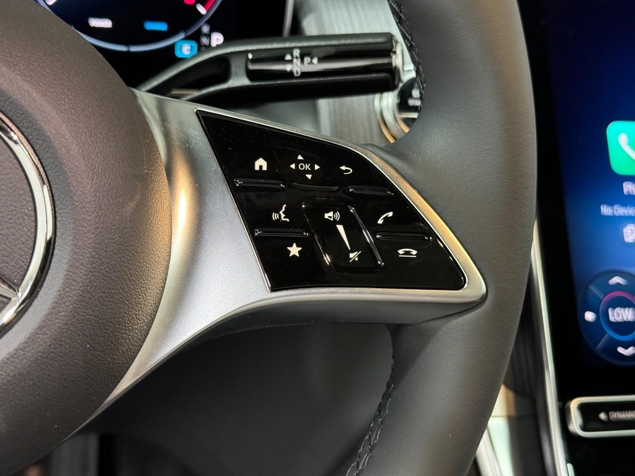 Mercedes-Benz GLC Vehicle Full-screen Gallery Image 33