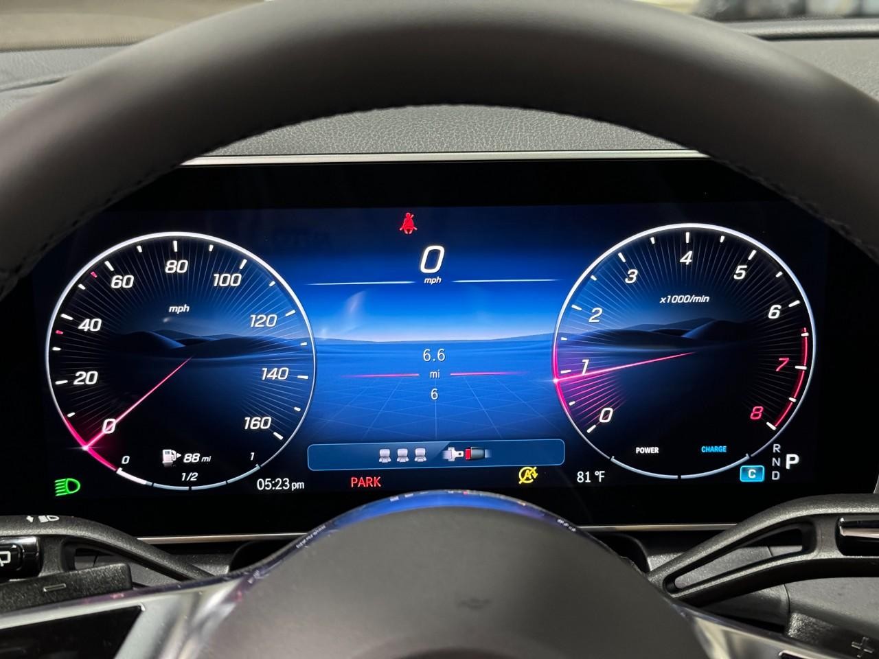 Mercedes-Benz GLC Vehicle Full-screen Gallery Image 34