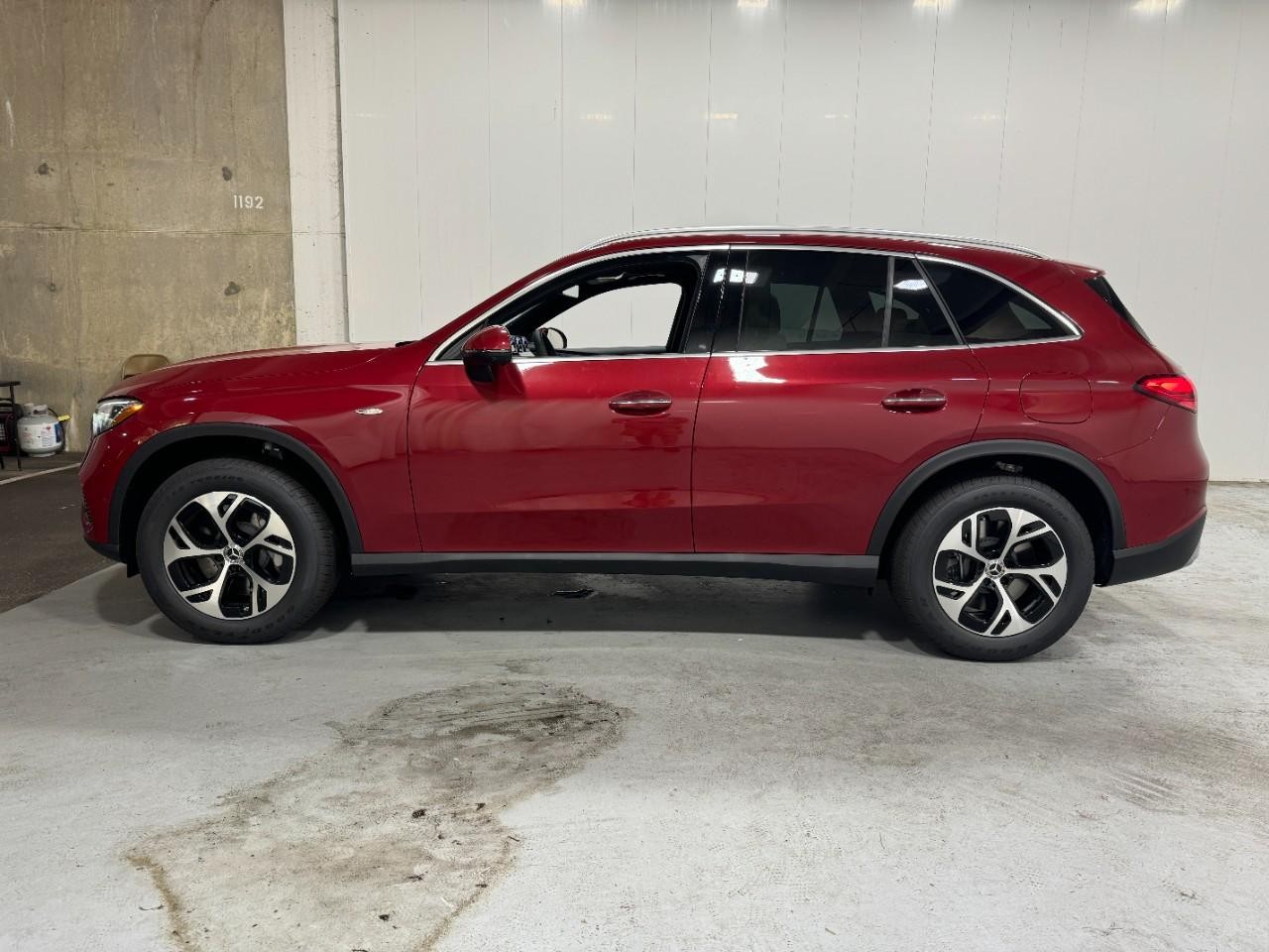 Mercedes-Benz GLC Vehicle Full-screen Gallery Image 2