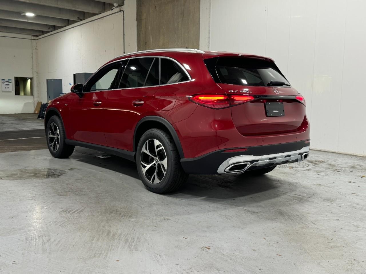 Mercedes-Benz GLC Vehicle Full-screen Gallery Image 3