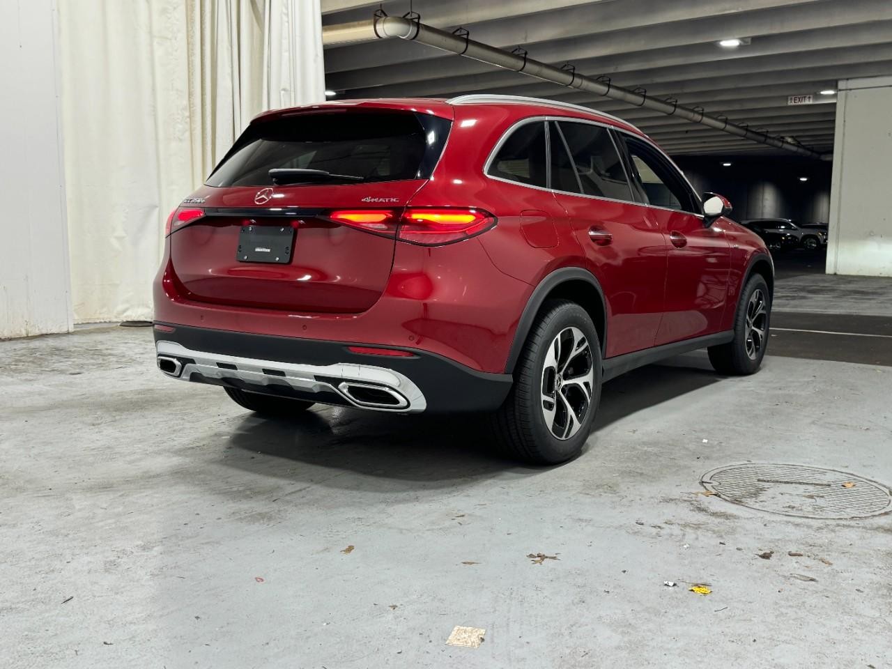 Mercedes-Benz GLC Vehicle Full-screen Gallery Image 4