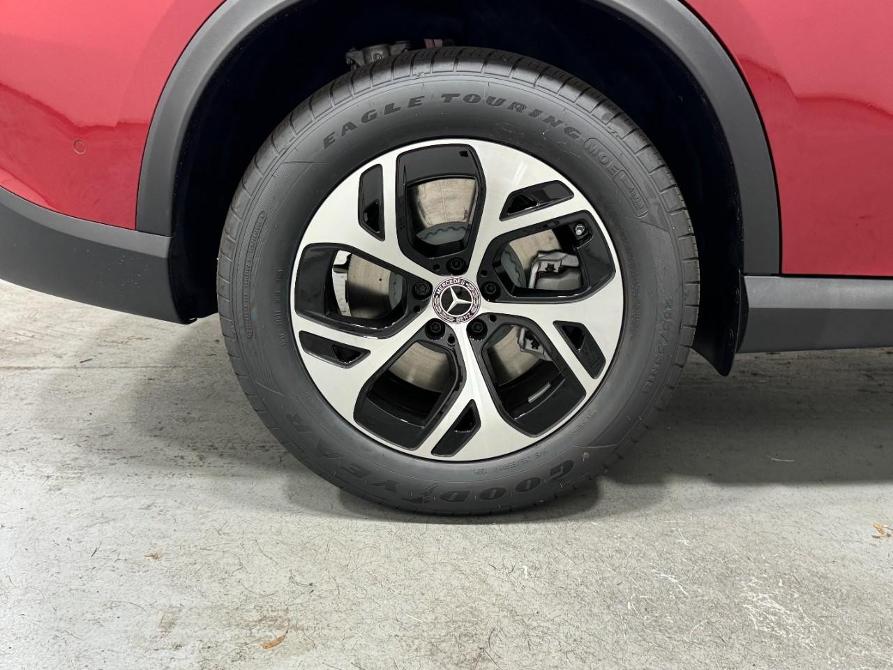 Mercedes-Benz GLC Vehicle Full-screen Gallery Image 5