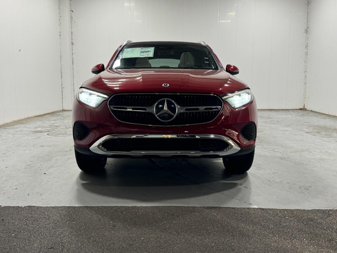 Mercedes-Benz GLC Vehicle Full-screen Gallery Image 7