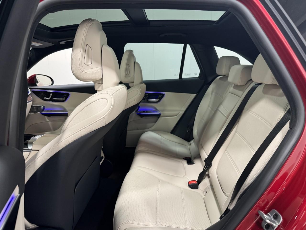 Mercedes-Benz GLC Vehicle Full-screen Gallery Image 8