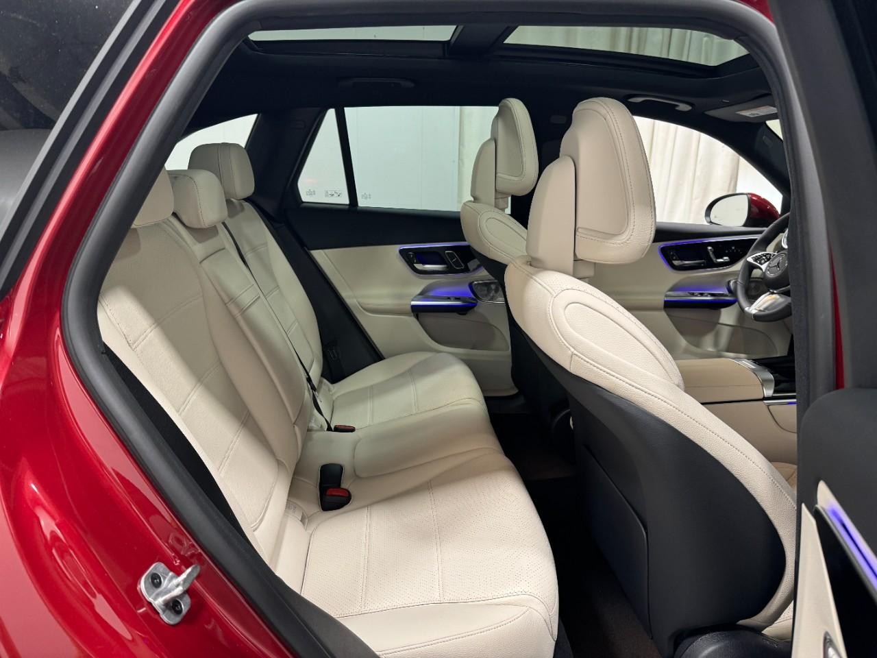 Mercedes-Benz GLC Vehicle Full-screen Gallery Image 10