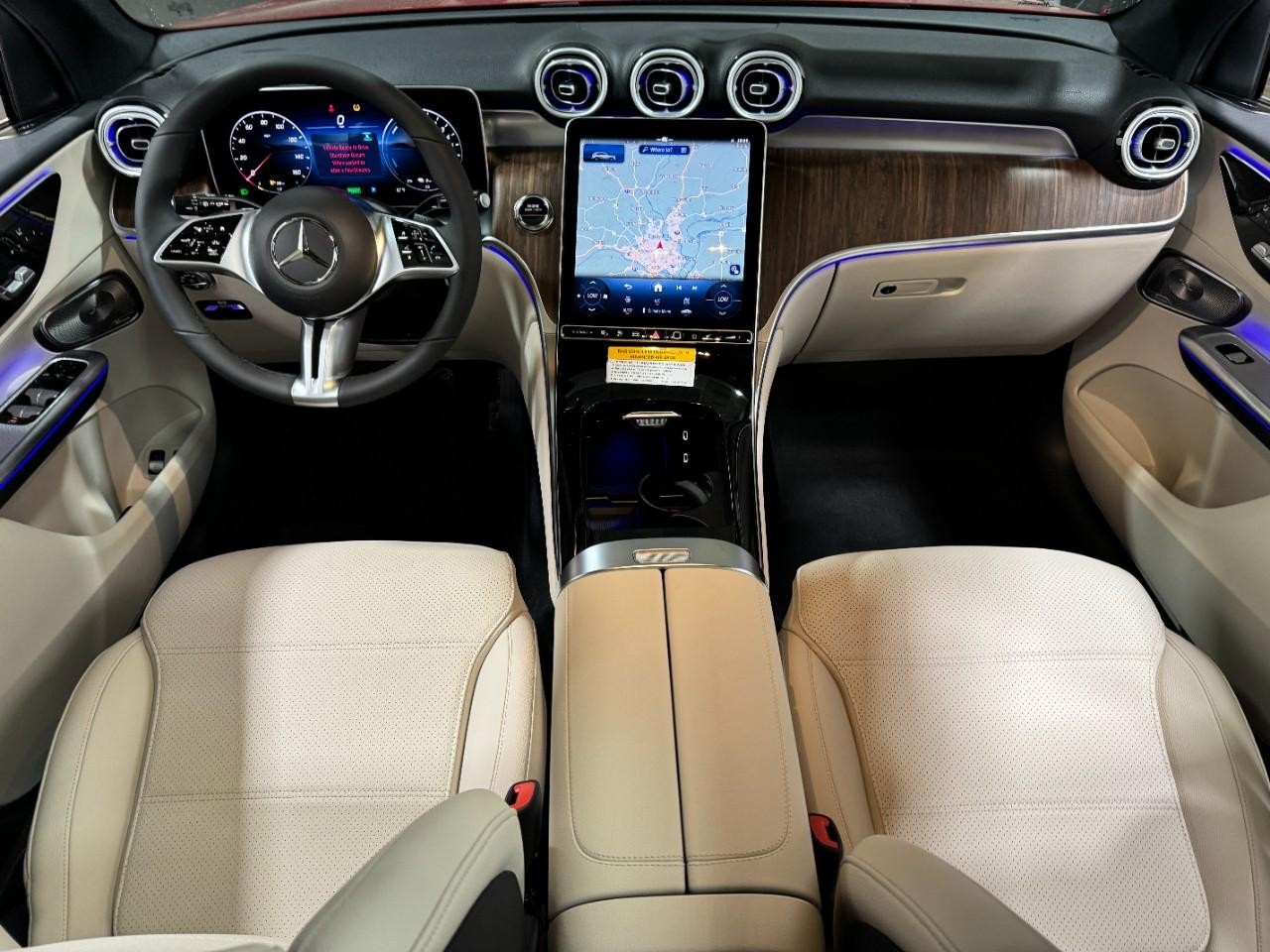 Mercedes-Benz GLC Vehicle Full-screen Gallery Image 12