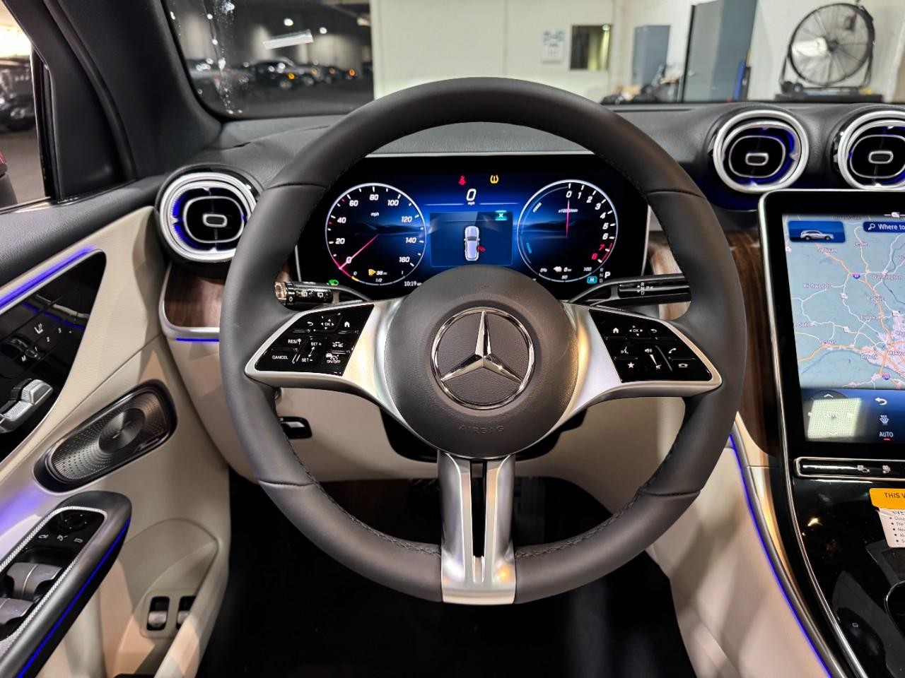Mercedes-Benz GLC Vehicle Full-screen Gallery Image 13