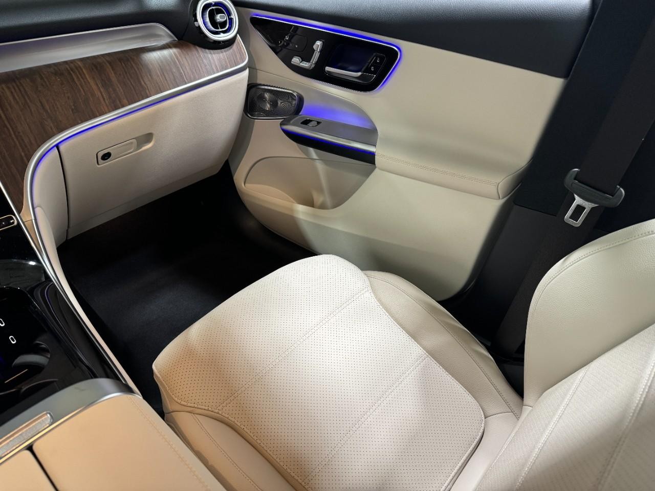 Mercedes-Benz GLC Vehicle Full-screen Gallery Image 17