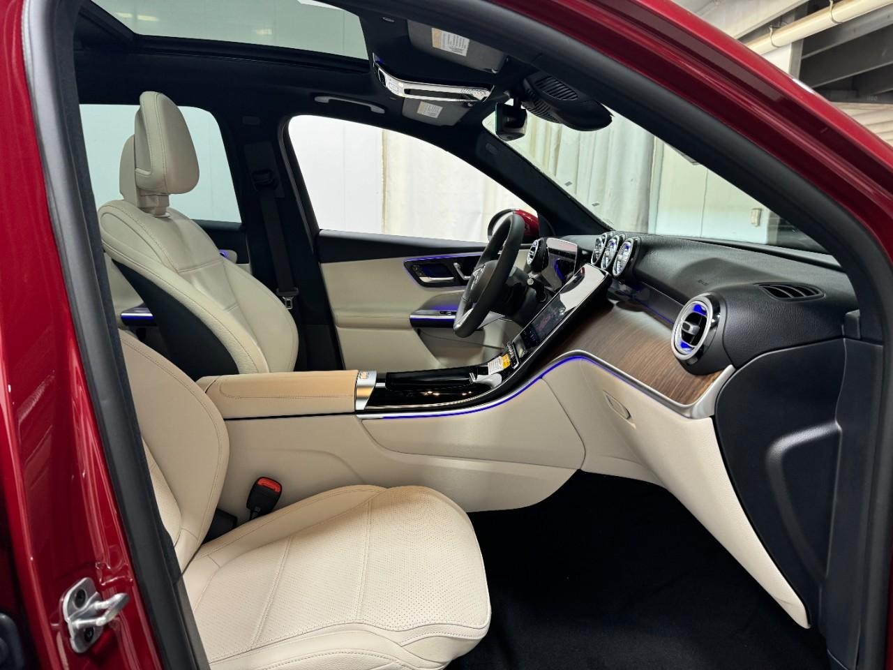Mercedes-Benz GLC Vehicle Full-screen Gallery Image 18