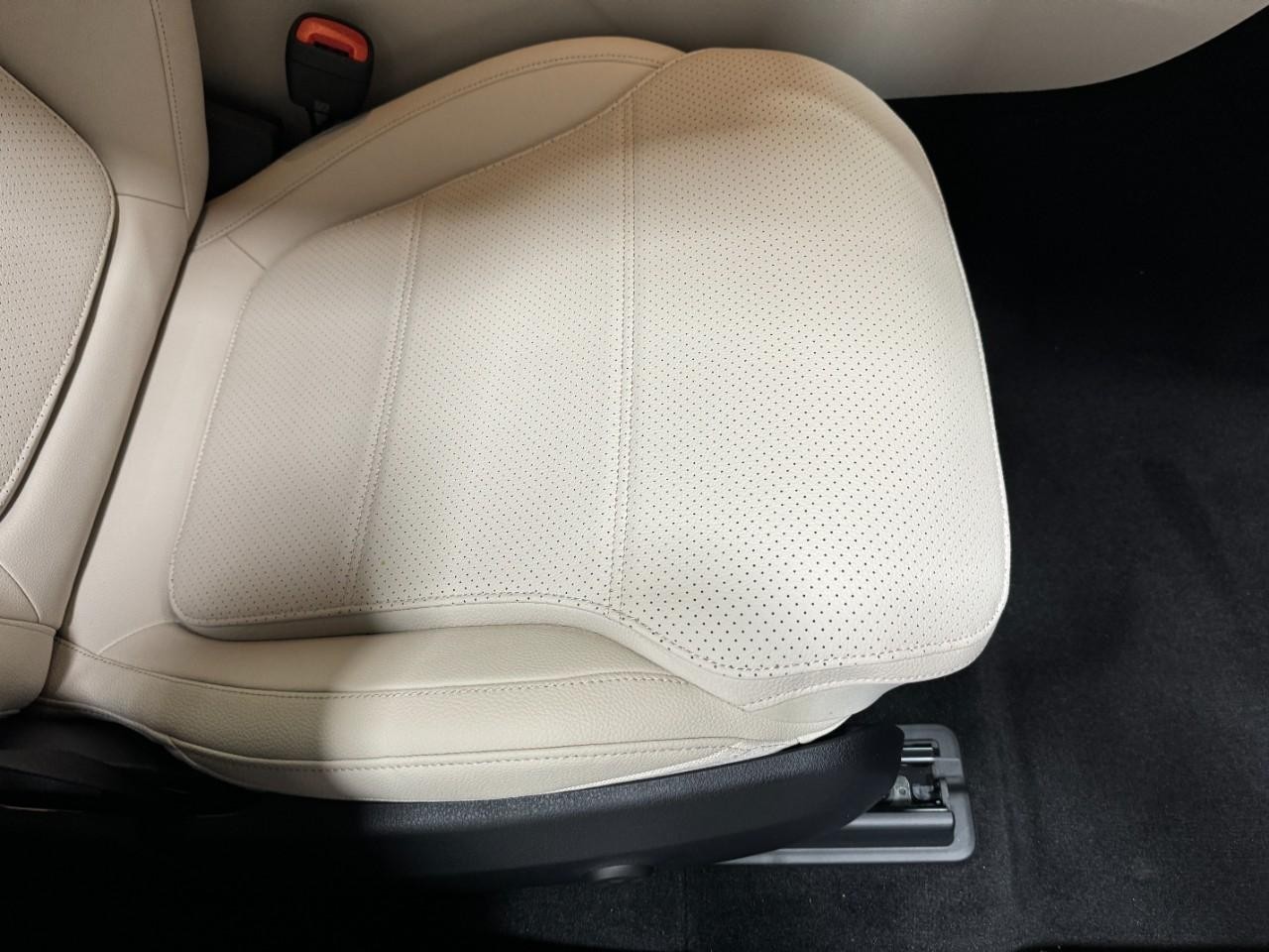 Mercedes-Benz GLC Vehicle Full-screen Gallery Image 19