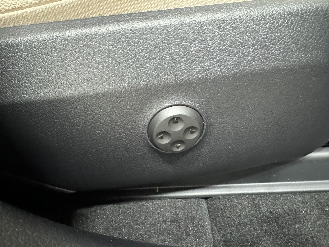 Mercedes-Benz GLC Vehicle Full-screen Gallery Image 20