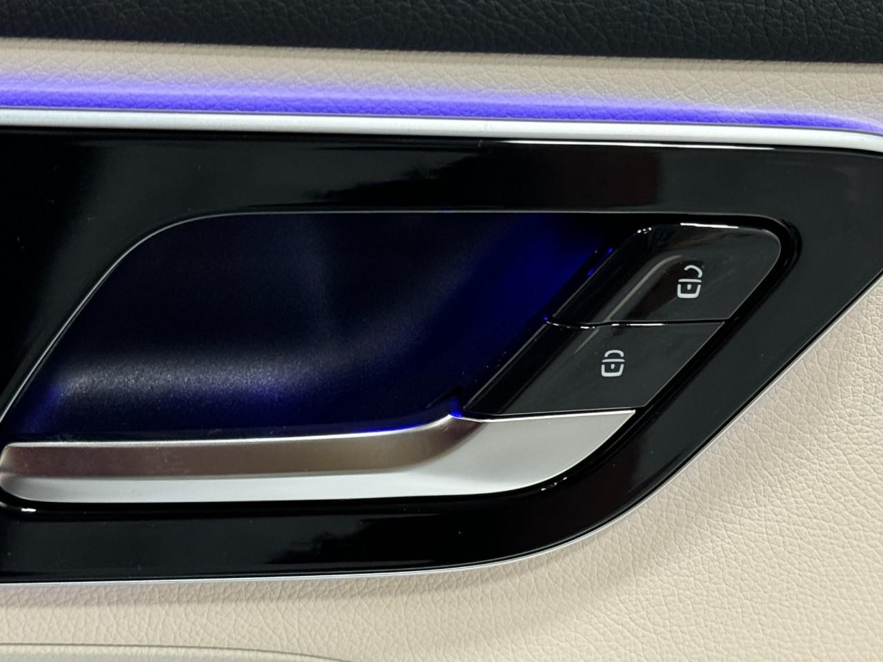 Mercedes-Benz GLC Vehicle Full-screen Gallery Image 22