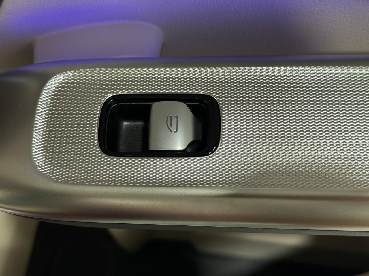 Mercedes-Benz GLC Vehicle Full-screen Gallery Image 23