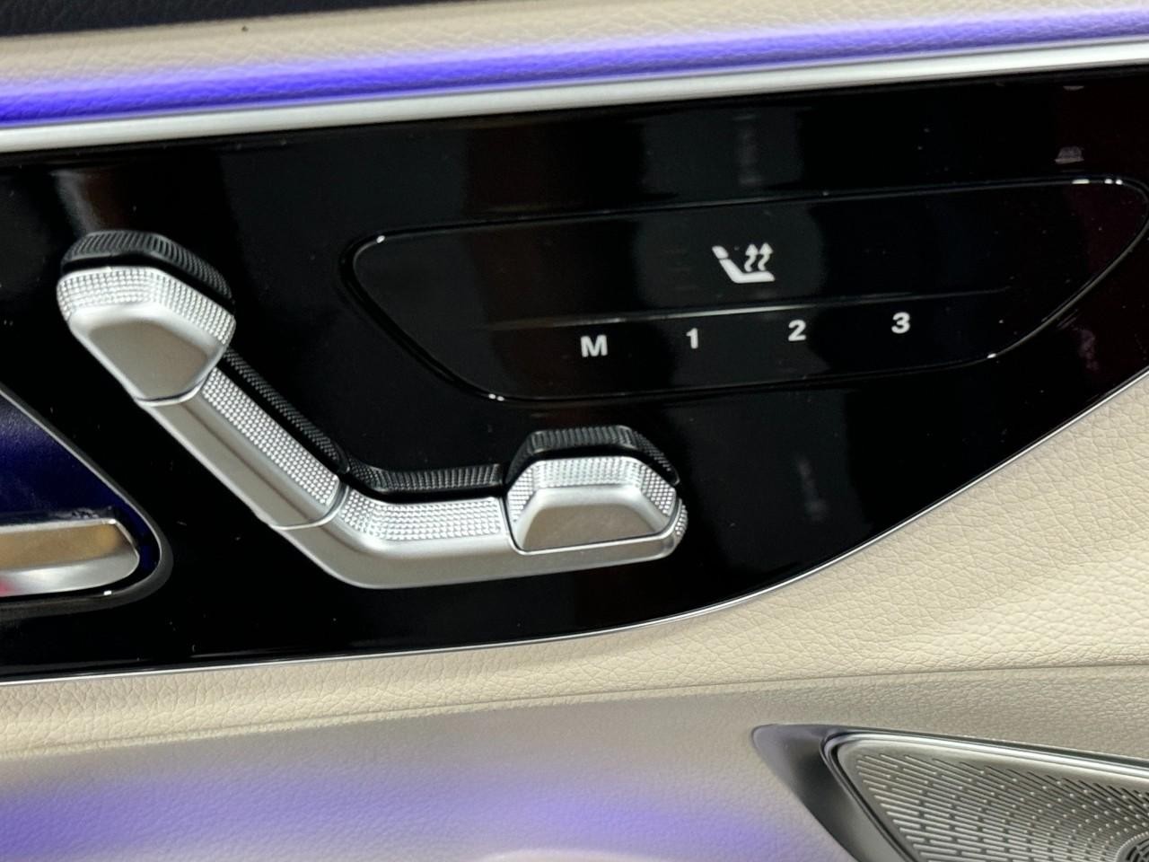 Mercedes-Benz GLC Vehicle Full-screen Gallery Image 24