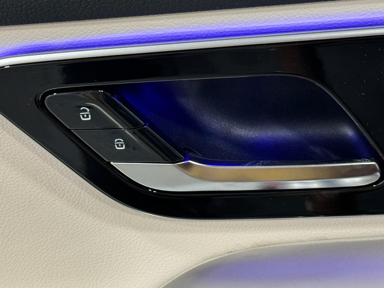 Mercedes-Benz GLC Vehicle Full-screen Gallery Image 25