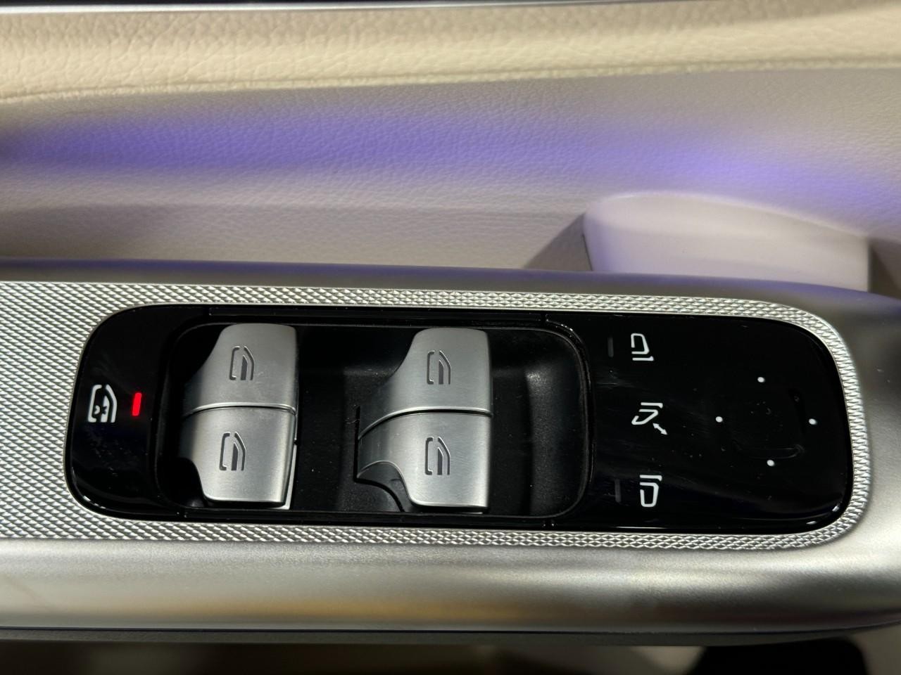 Mercedes-Benz GLC Vehicle Full-screen Gallery Image 26