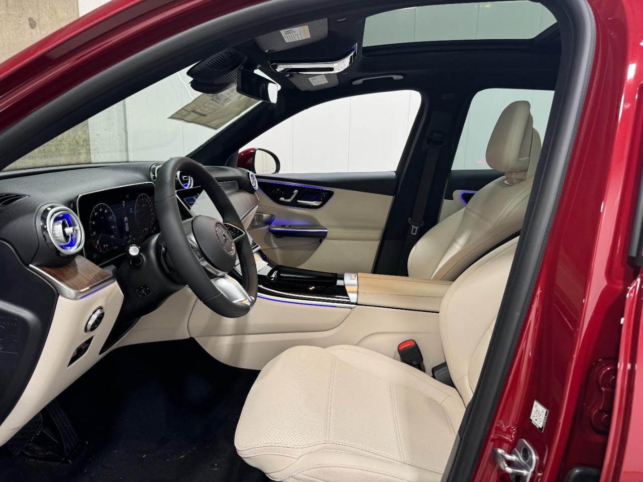 Mercedes-Benz GLC Vehicle Full-screen Gallery Image 28