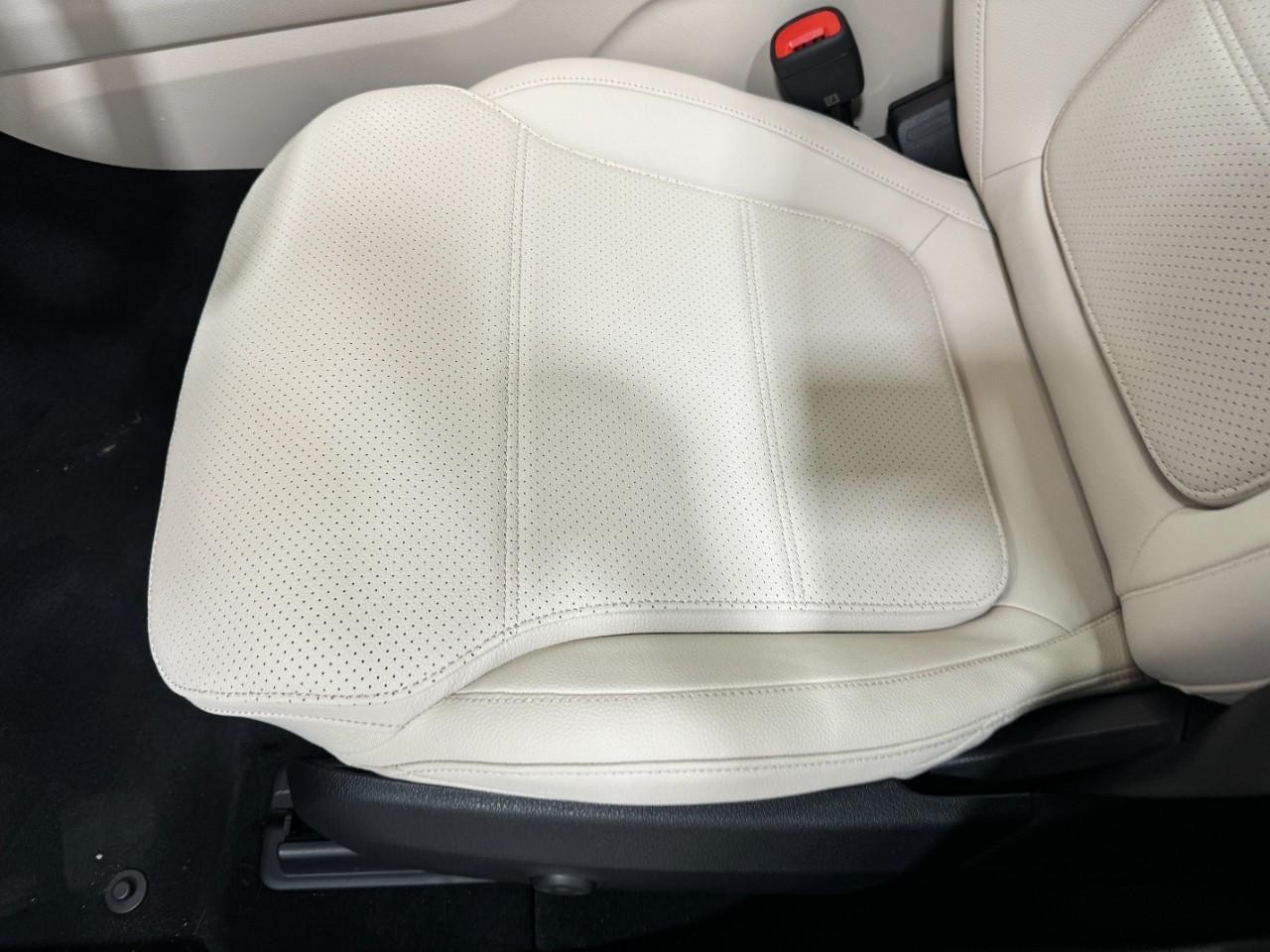 Mercedes-Benz GLC Vehicle Full-screen Gallery Image 29