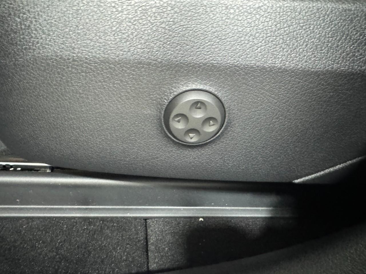 Mercedes-Benz GLC Vehicle Full-screen Gallery Image 30