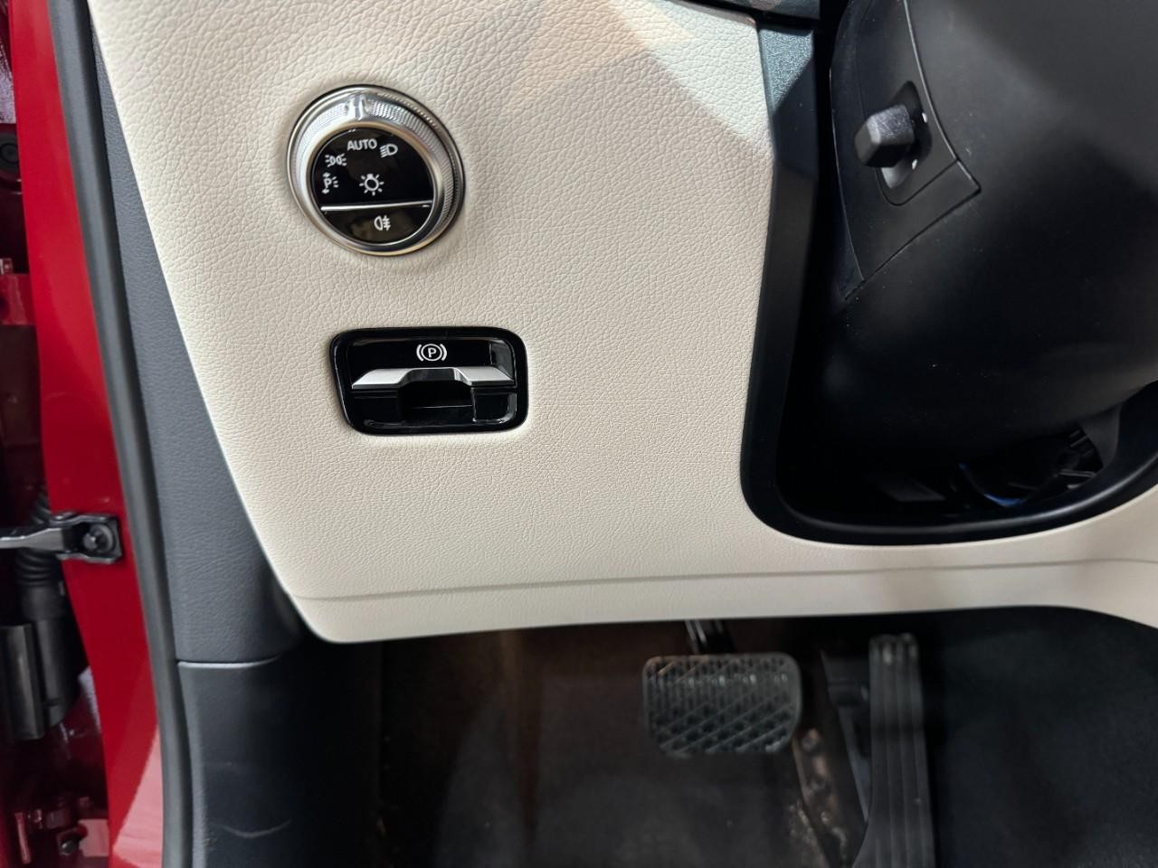 Mercedes-Benz GLC Vehicle Full-screen Gallery Image 31