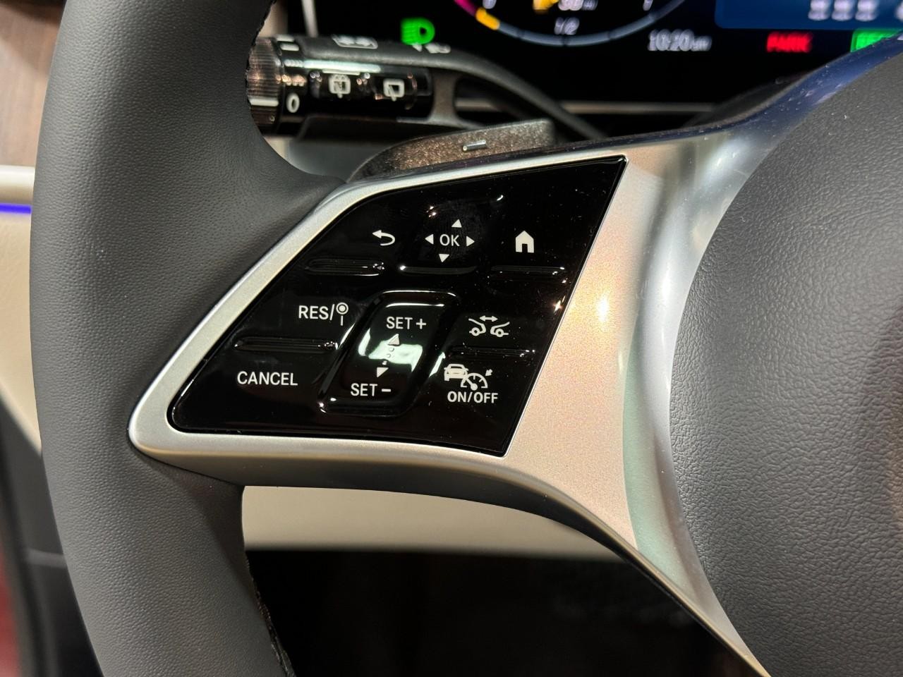 Mercedes-Benz GLC Vehicle Full-screen Gallery Image 32