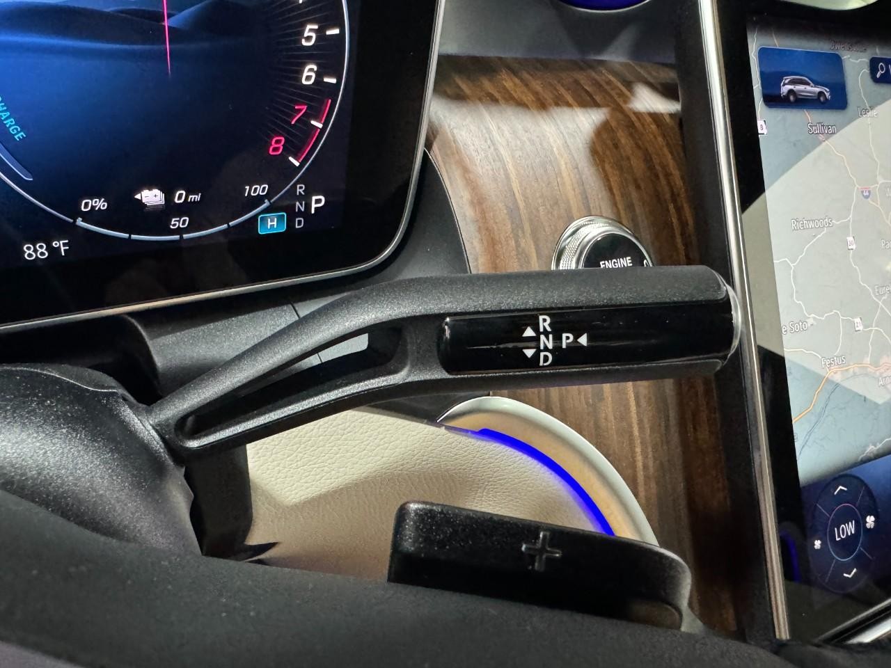 Mercedes-Benz GLC Vehicle Full-screen Gallery Image 35