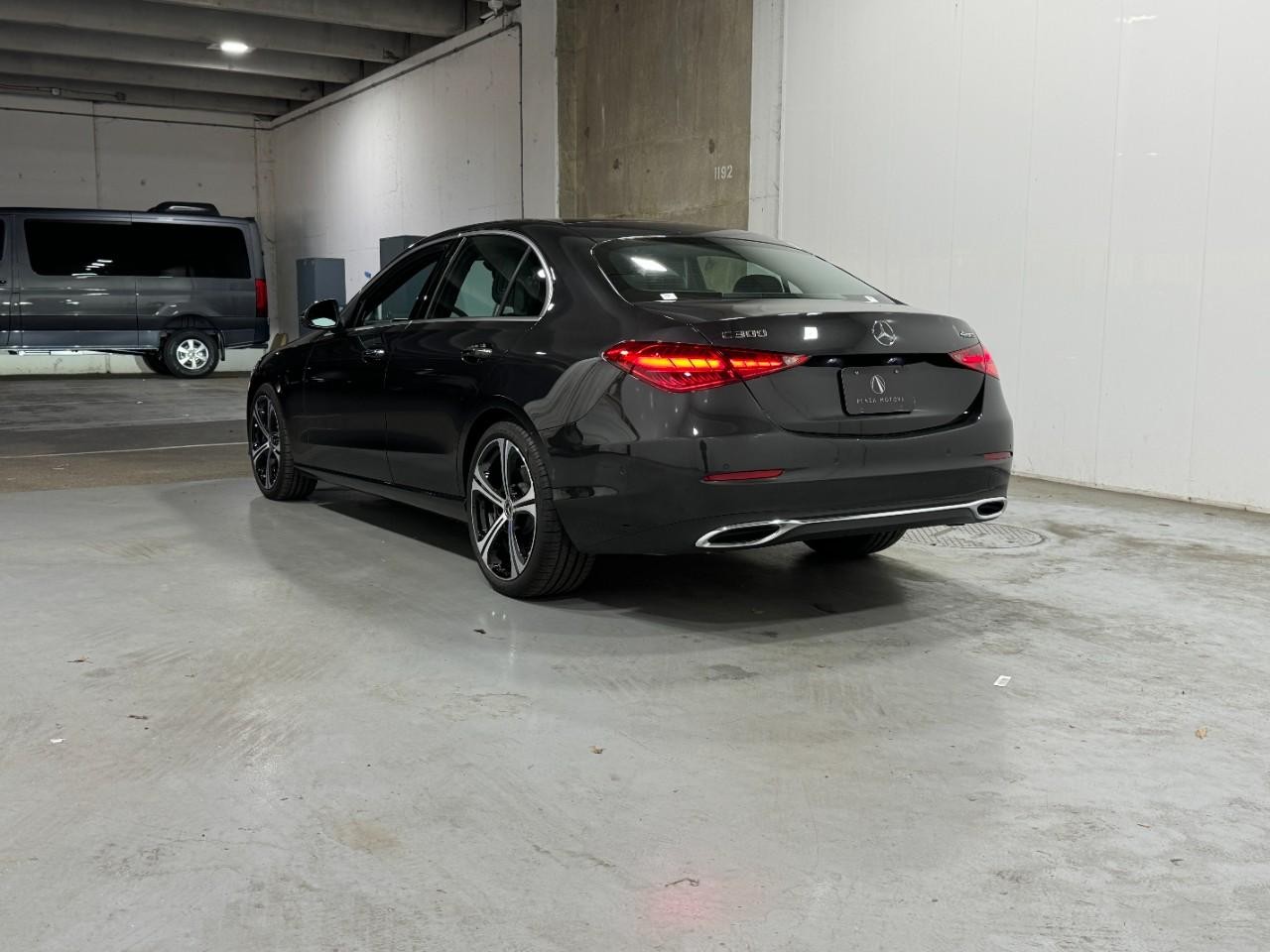 Mercedes-Benz C-Class Vehicle Full-screen Gallery Image 3