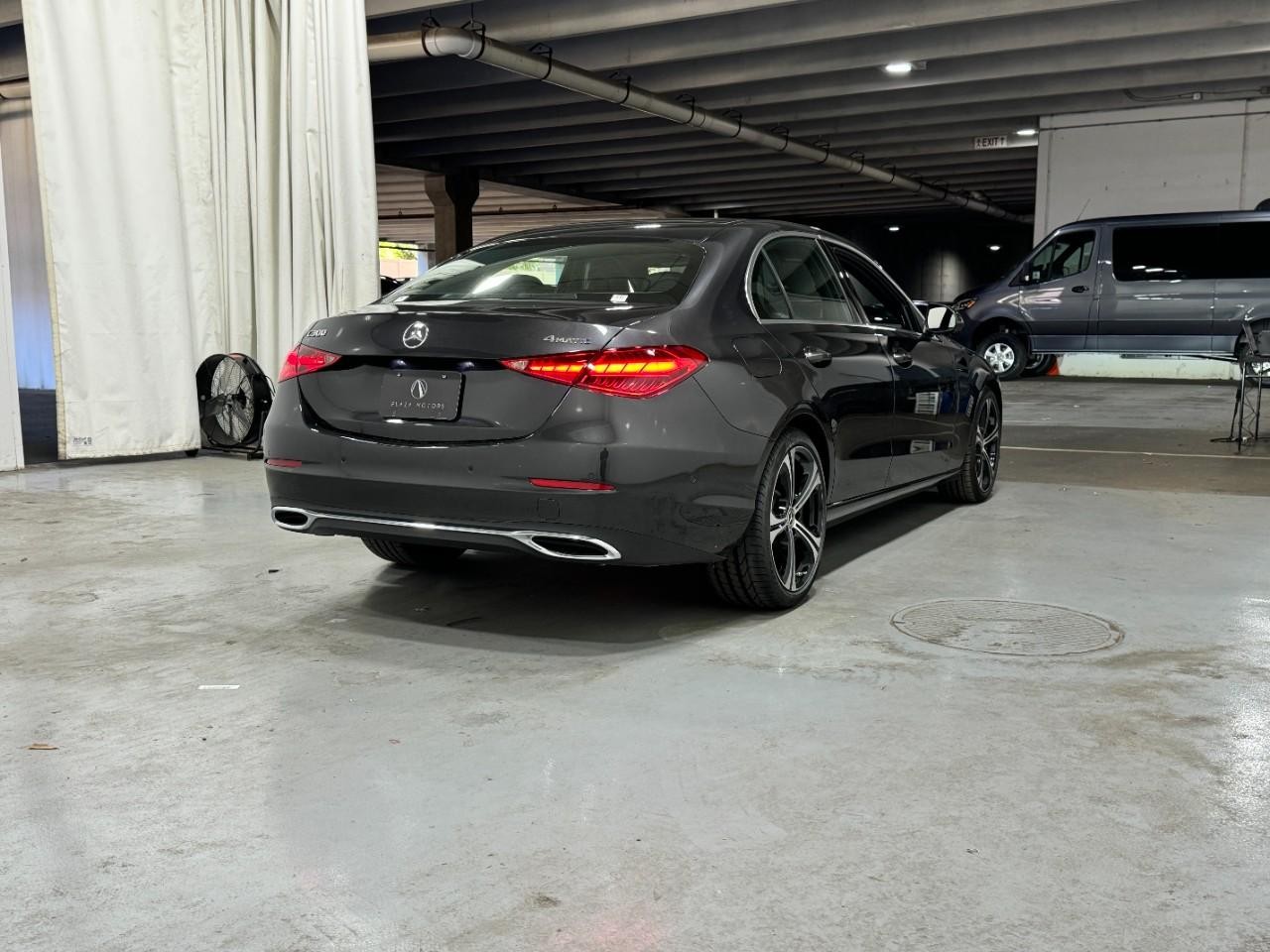 Mercedes-Benz C-Class Vehicle Full-screen Gallery Image 4