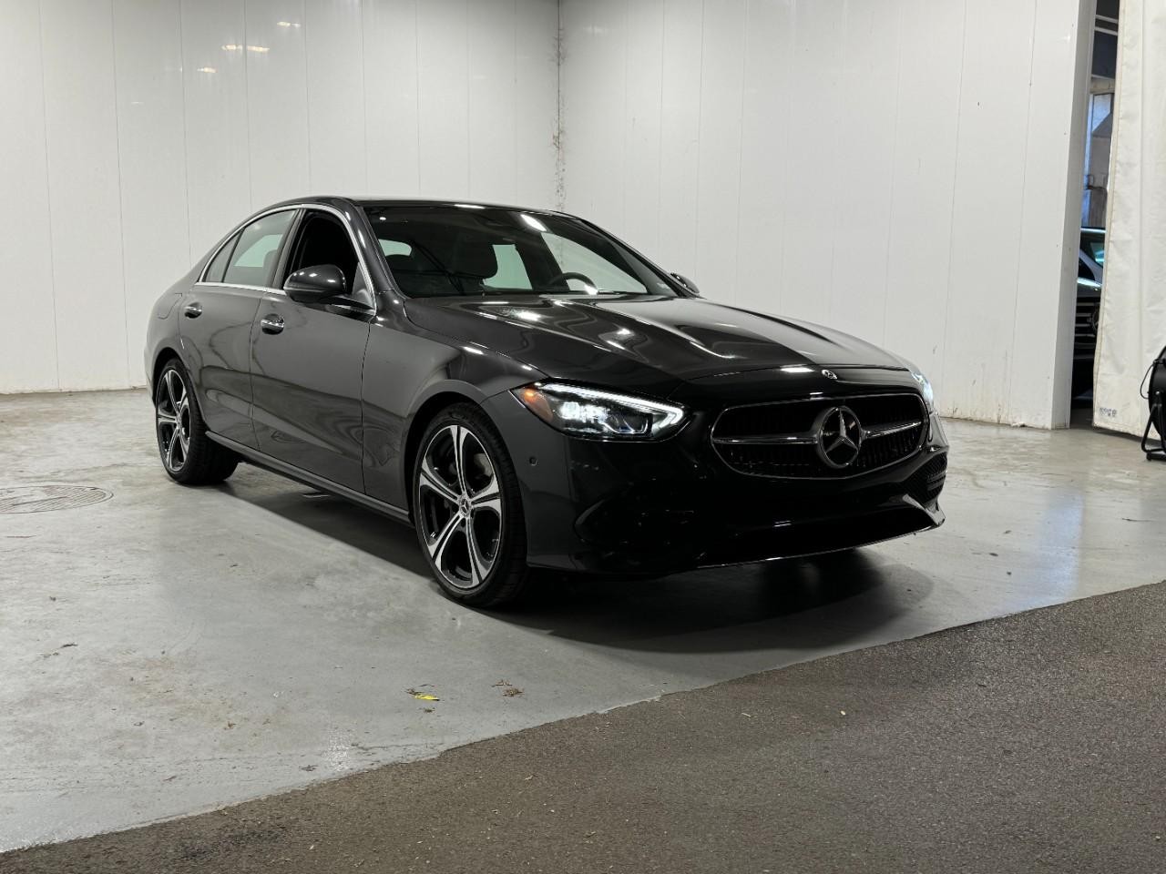 Mercedes-Benz C-Class Vehicle Full-screen Gallery Image 6