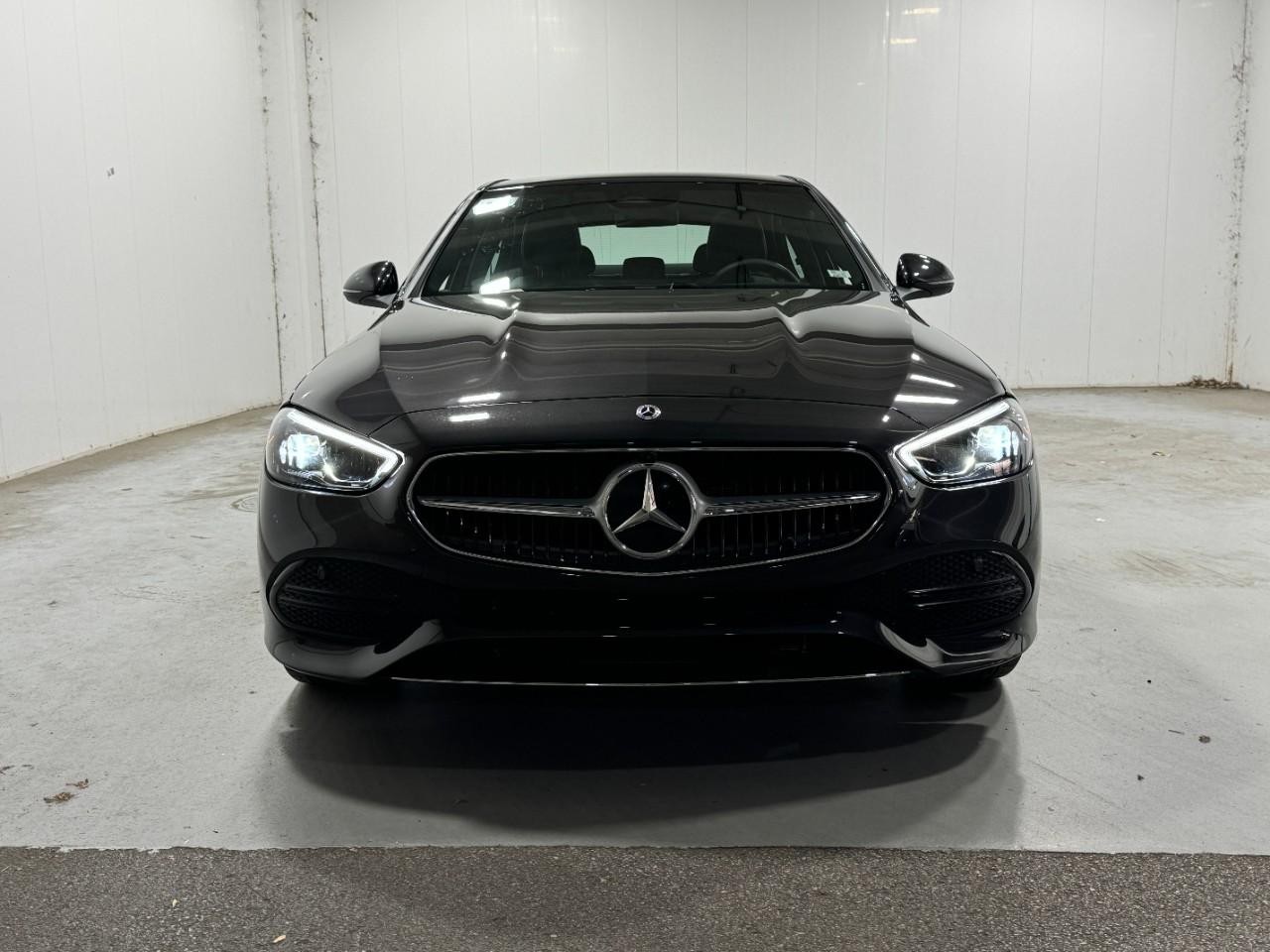 Mercedes-Benz C-Class Vehicle Full-screen Gallery Image 7