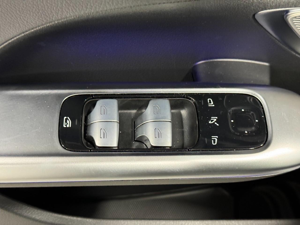 Mercedes-Benz C-Class Vehicle Full-screen Gallery Image 24